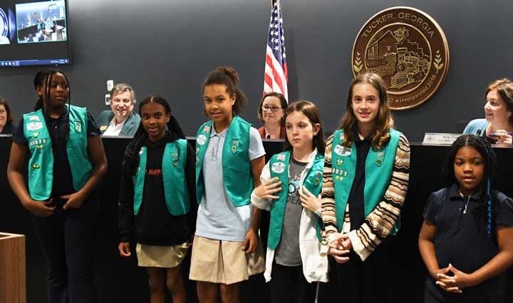 Students from Globe Academy lead the Pledge of Allegiance.